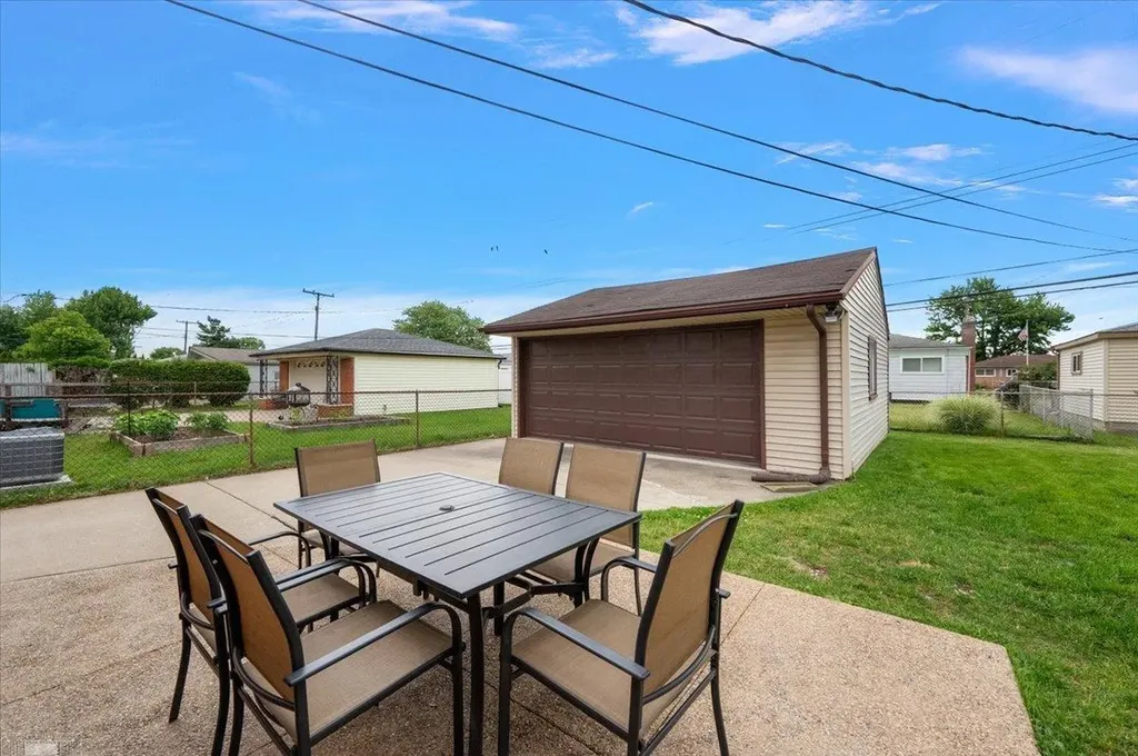 15650 Flanagan Street Roseville City MI 48066