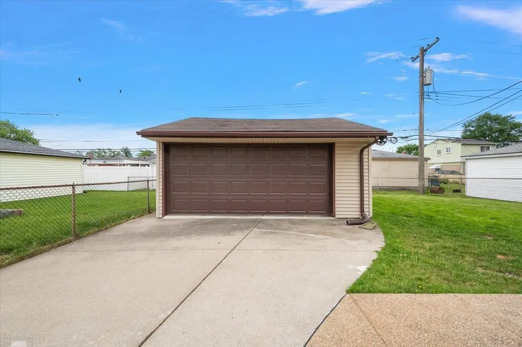 15650 Flanagan Street Roseville City MI 48066