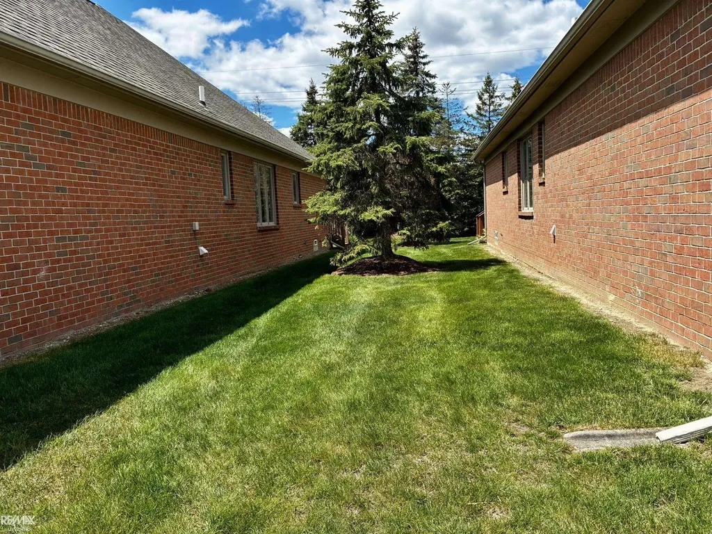 40135 Streamwood Court Sterling Heights City MI 48310