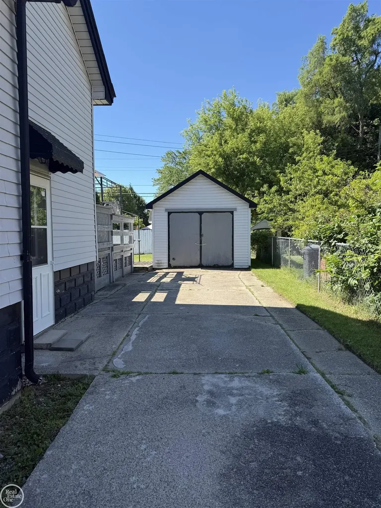 33 High Street Mt. Clemens City MI 48043