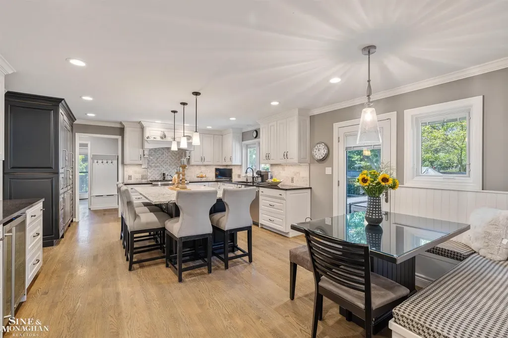 11 Sycamore Lane Grosse Pointe City MI 48230