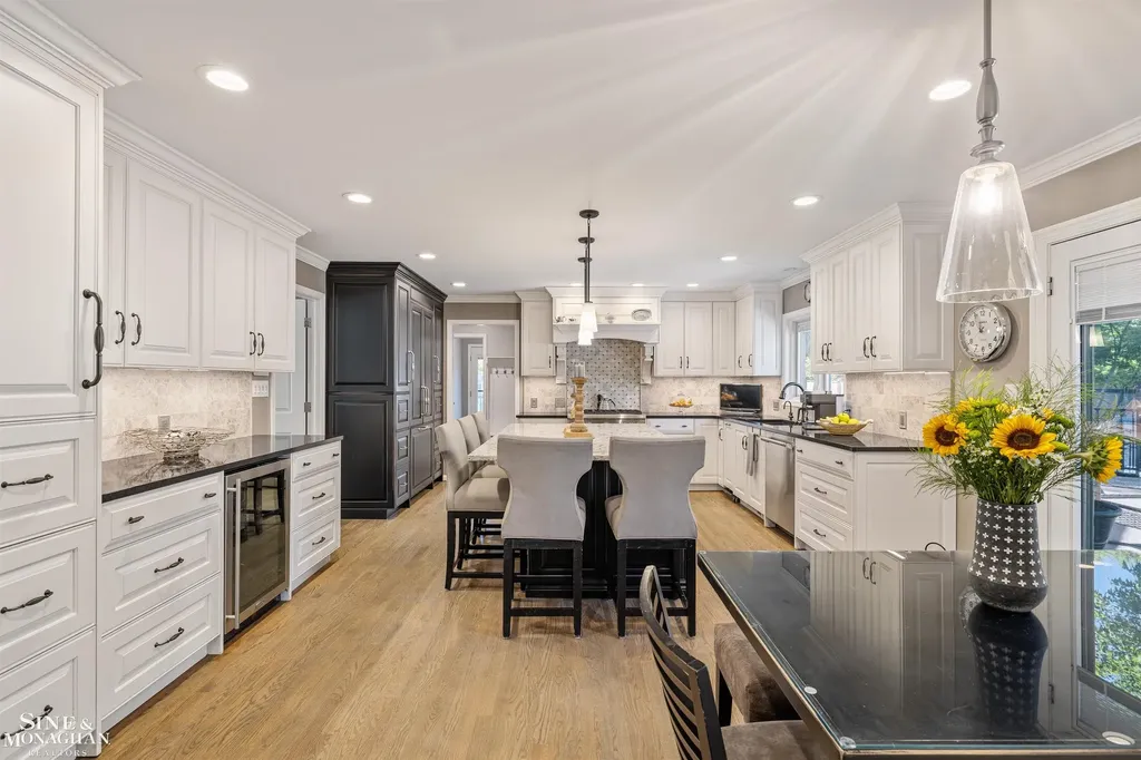 11 Sycamore Lane Grosse Pointe City MI 48230