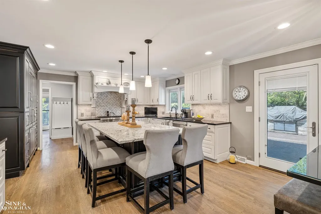 11 Sycamore Lane Grosse Pointe City MI 48230
