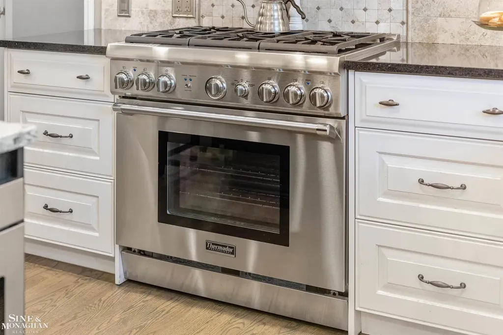 11 Sycamore Lane Grosse Pointe City MI 48230