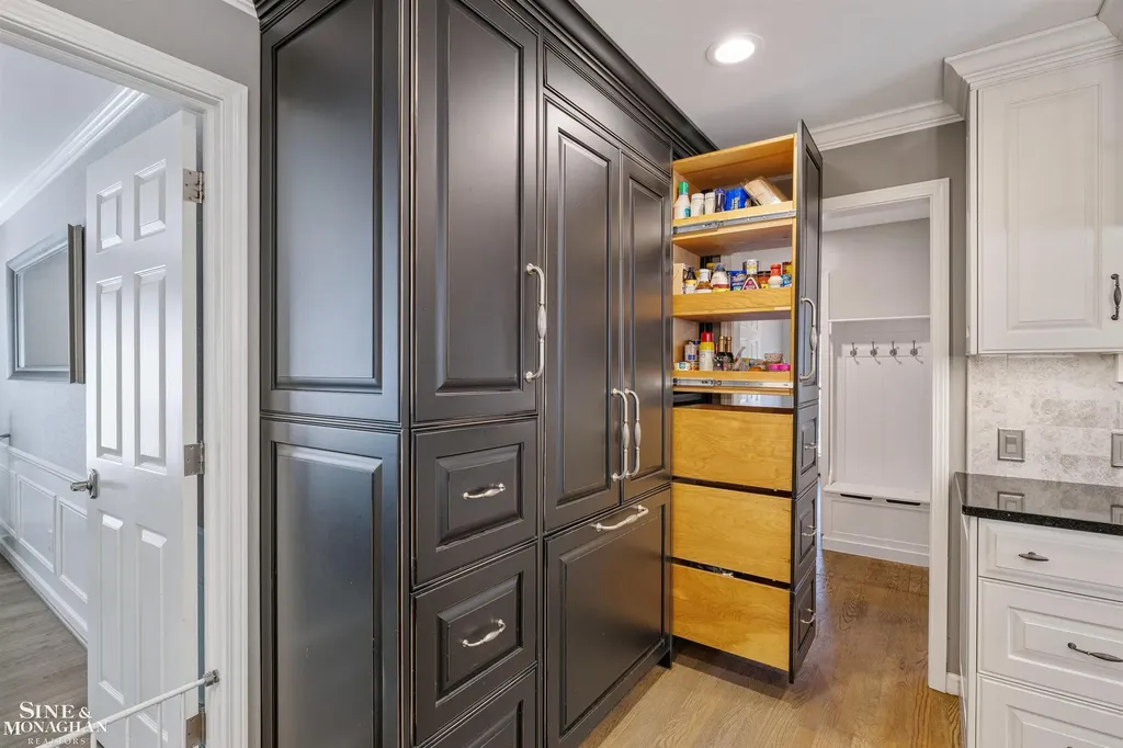 11 Sycamore Lane Grosse Pointe City MI 48230