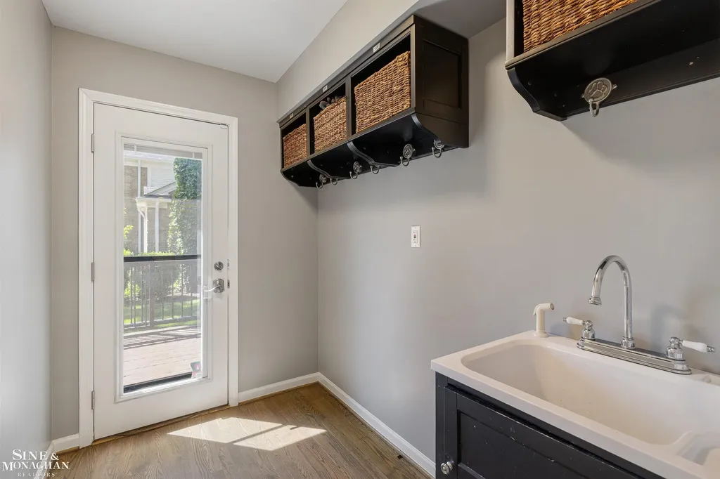 11 Sycamore Lane Grosse Pointe City MI 48230