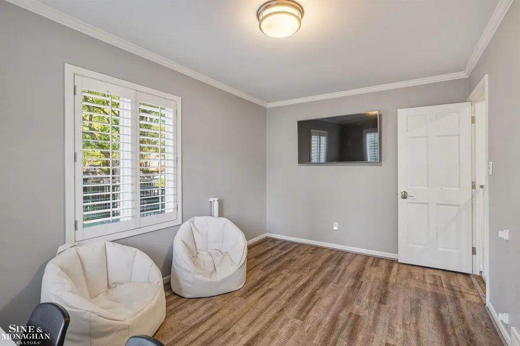 11 Sycamore Lane Grosse Pointe City MI 48230