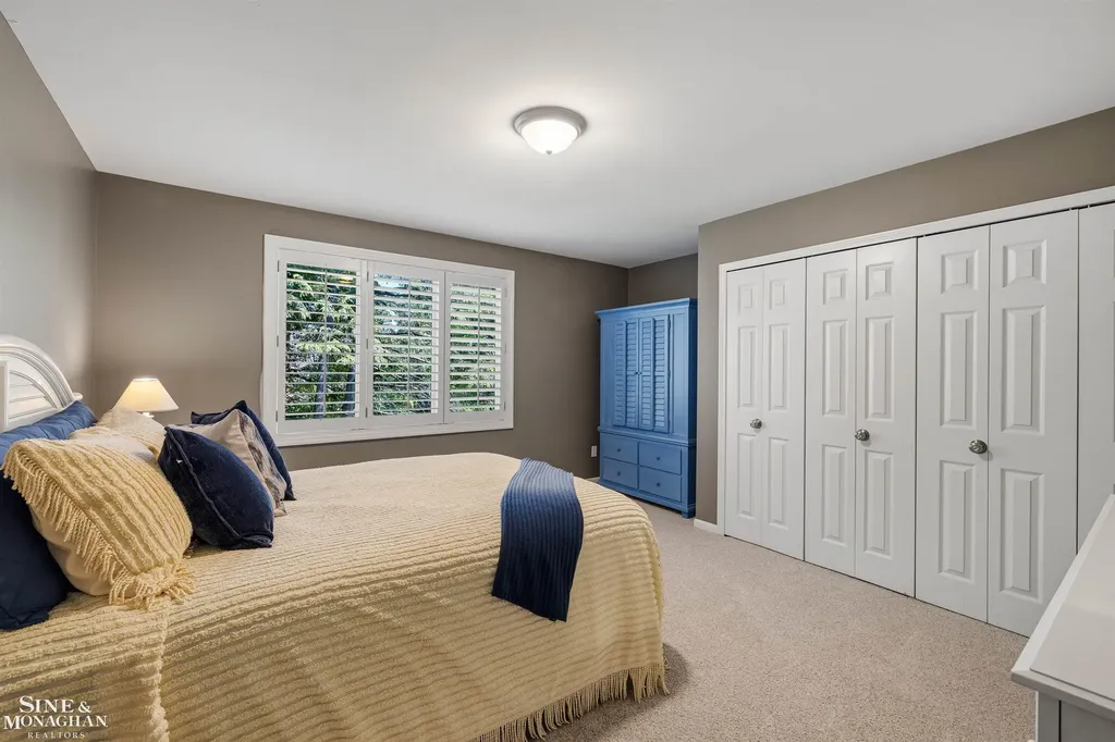 11 Sycamore Lane Grosse Pointe City MI 48230