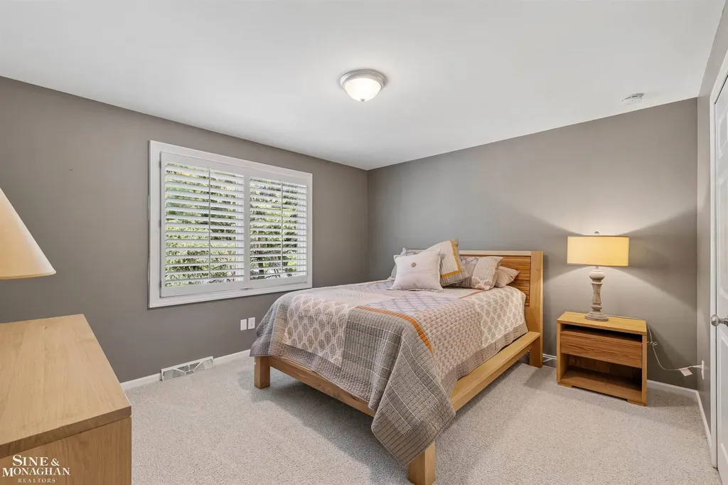 11 Sycamore Lane Grosse Pointe City MI 48230