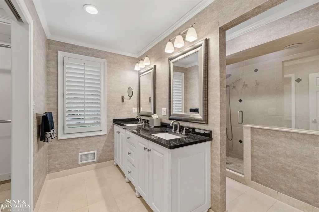 11 Sycamore Lane Grosse Pointe City MI 48230