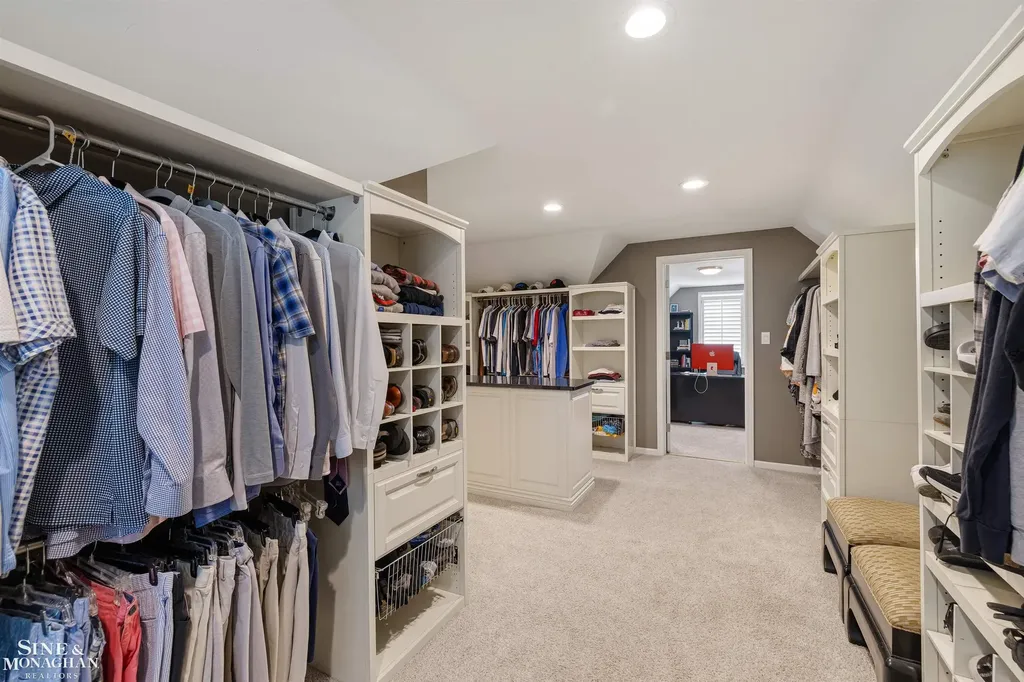 11 Sycamore Lane Grosse Pointe City MI 48230