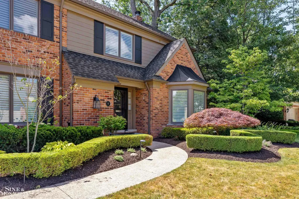 11 Sycamore Lane Grosse Pointe City MI 48230