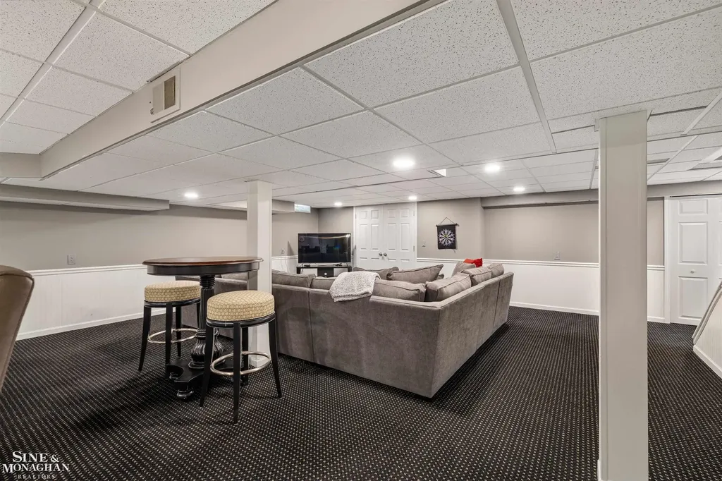 11 Sycamore Lane Grosse Pointe City MI 48230