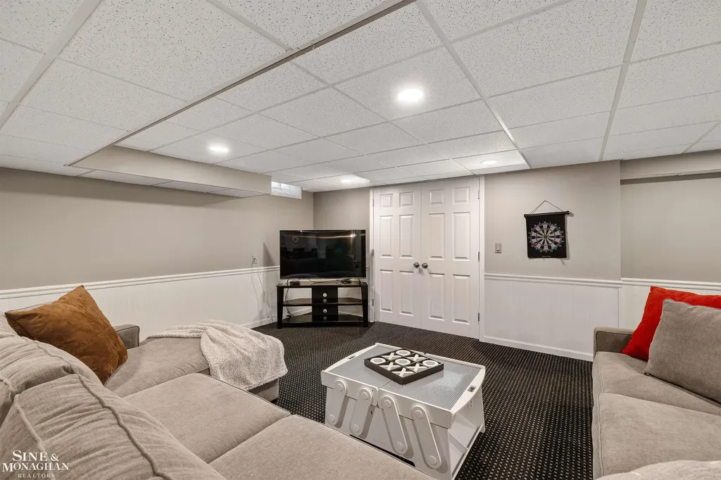 11 Sycamore Lane Grosse Pointe City MI 48230