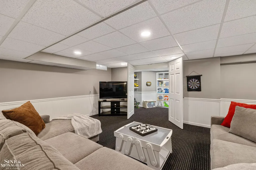 11 Sycamore Lane Grosse Pointe City MI 48230