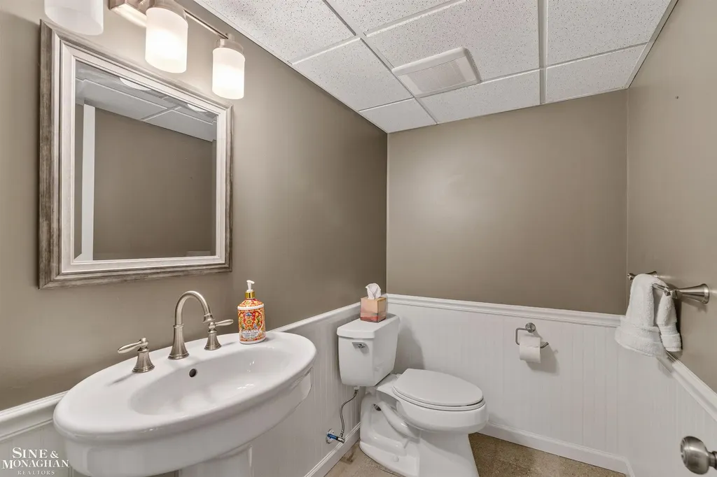11 Sycamore Lane Grosse Pointe City MI 48230