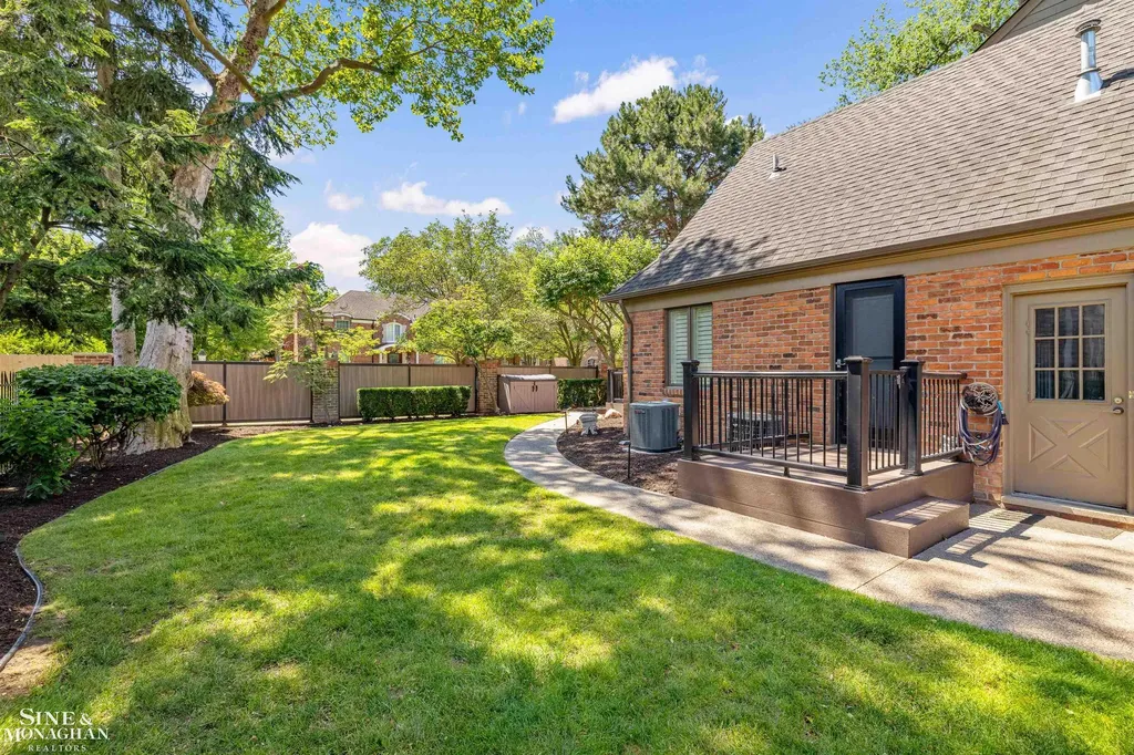 11 Sycamore Lane Grosse Pointe City MI 48230