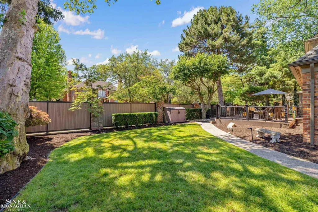 11 Sycamore Lane Grosse Pointe City MI 48230