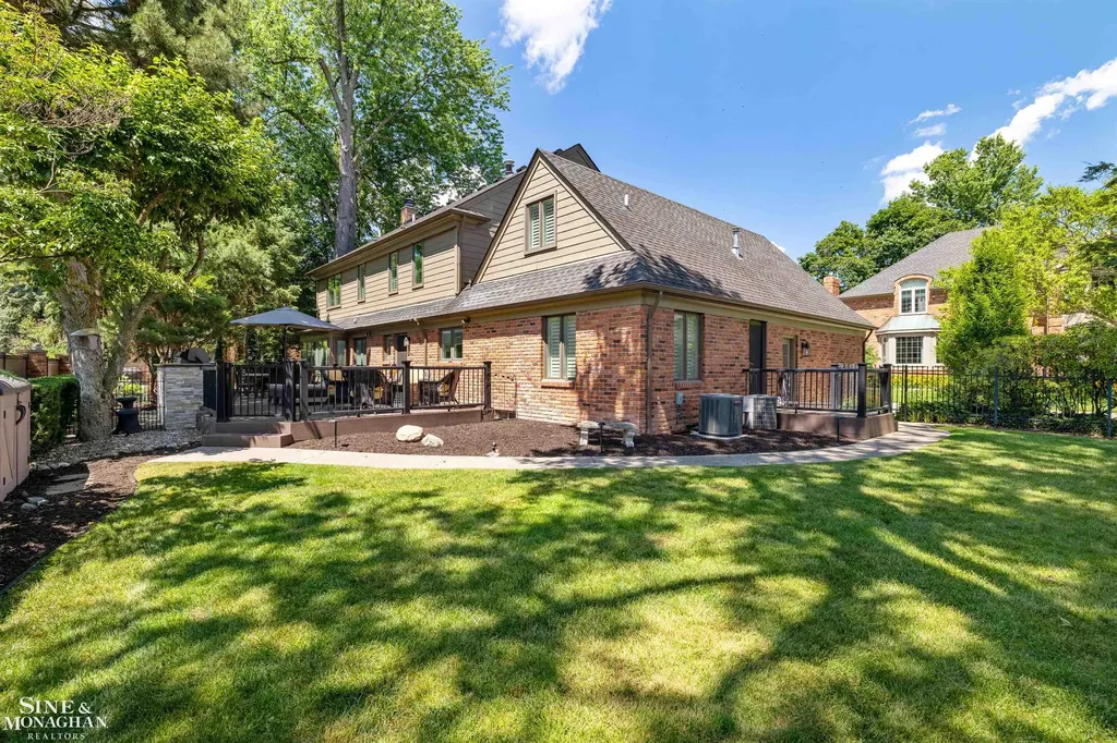 11 Sycamore Lane Grosse Pointe City MI 48230