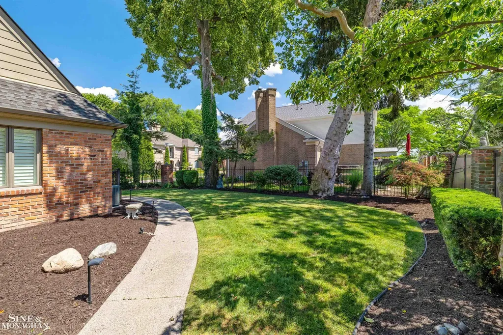 11 Sycamore Lane Grosse Pointe City MI 48230