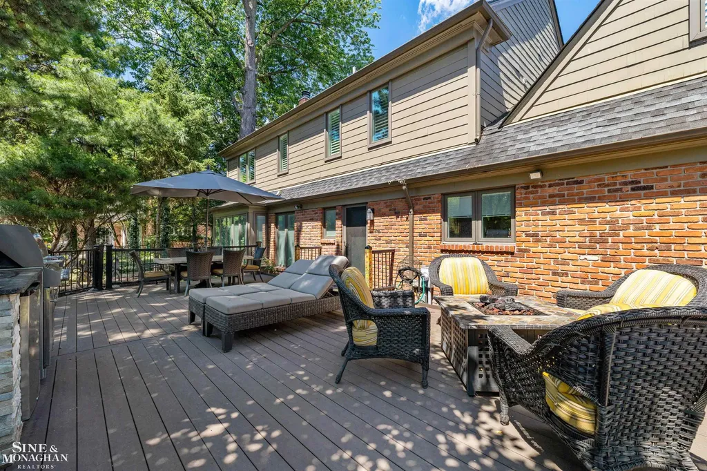 11 Sycamore Lane Grosse Pointe City MI 48230