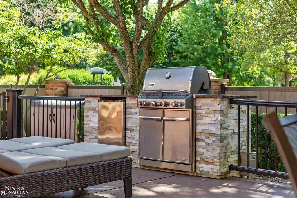 11 Sycamore Lane Grosse Pointe City MI 48230