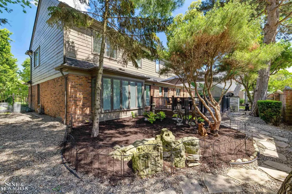 11 Sycamore Lane Grosse Pointe City MI 48230