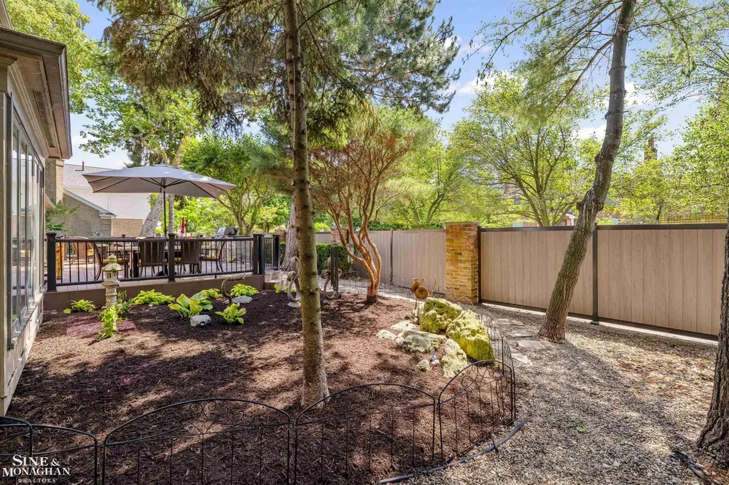 11 Sycamore Lane Grosse Pointe City MI 48230