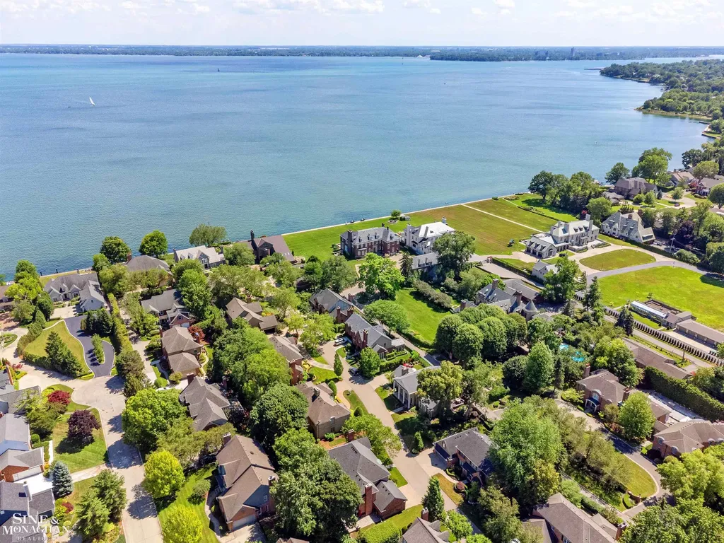11 Sycamore Lane Grosse Pointe City MI 48230