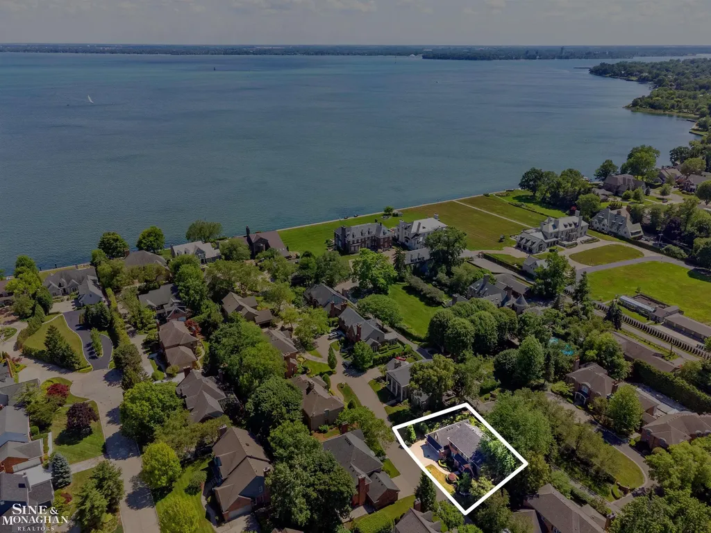 11 Sycamore Lane Grosse Pointe City MI 48230