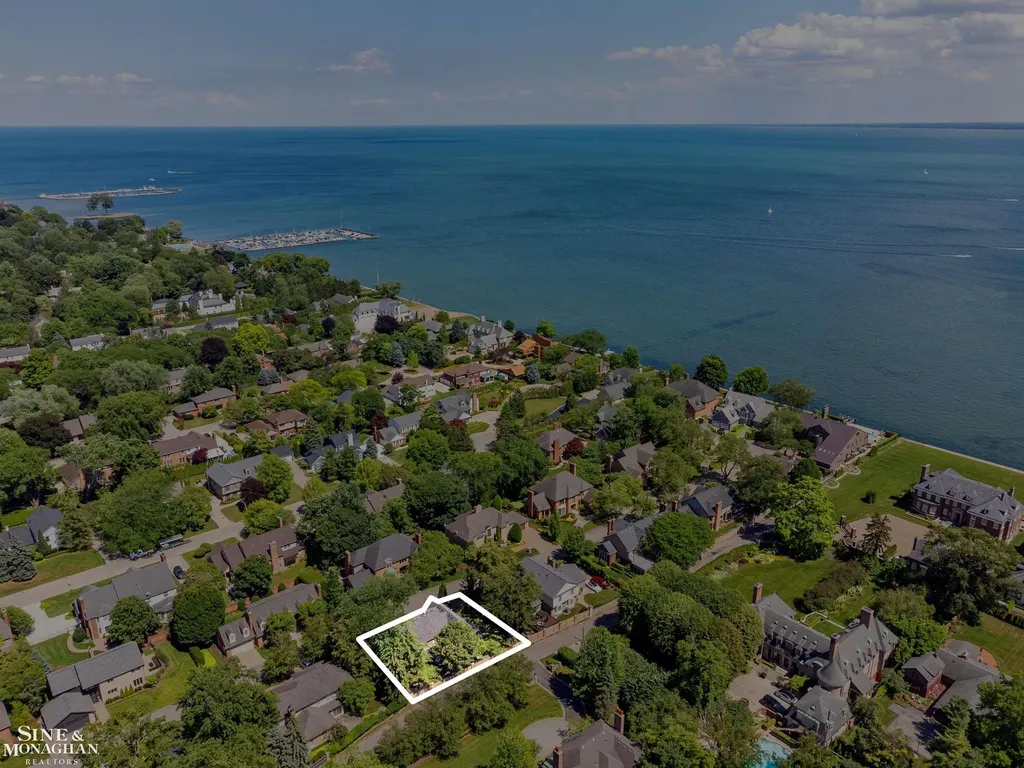 11 Sycamore Lane Grosse Pointe City MI 48230