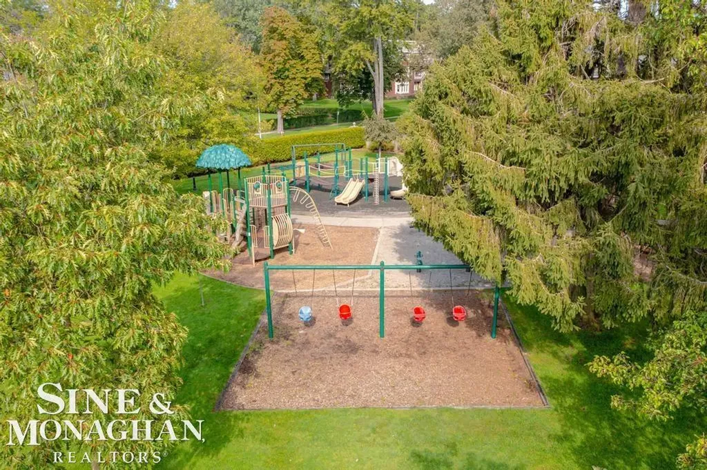 11 Sycamore Lane Grosse Pointe City MI 48230