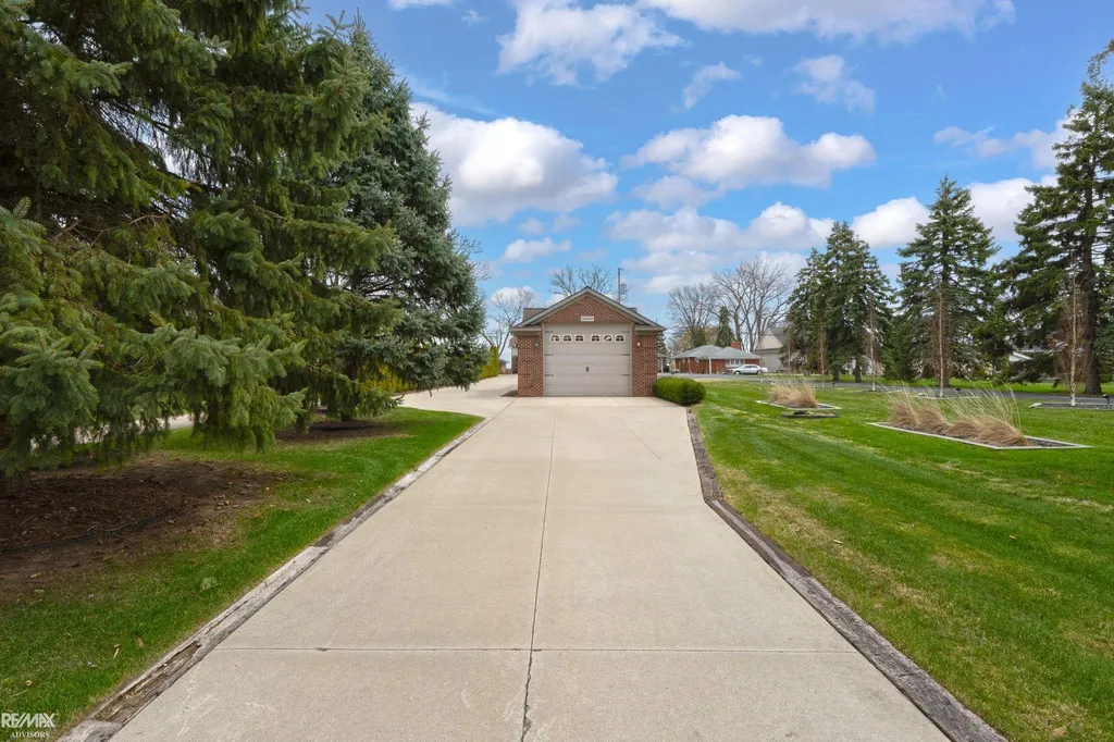 26918 Koerber Street St. Clair Shores City MI 48081