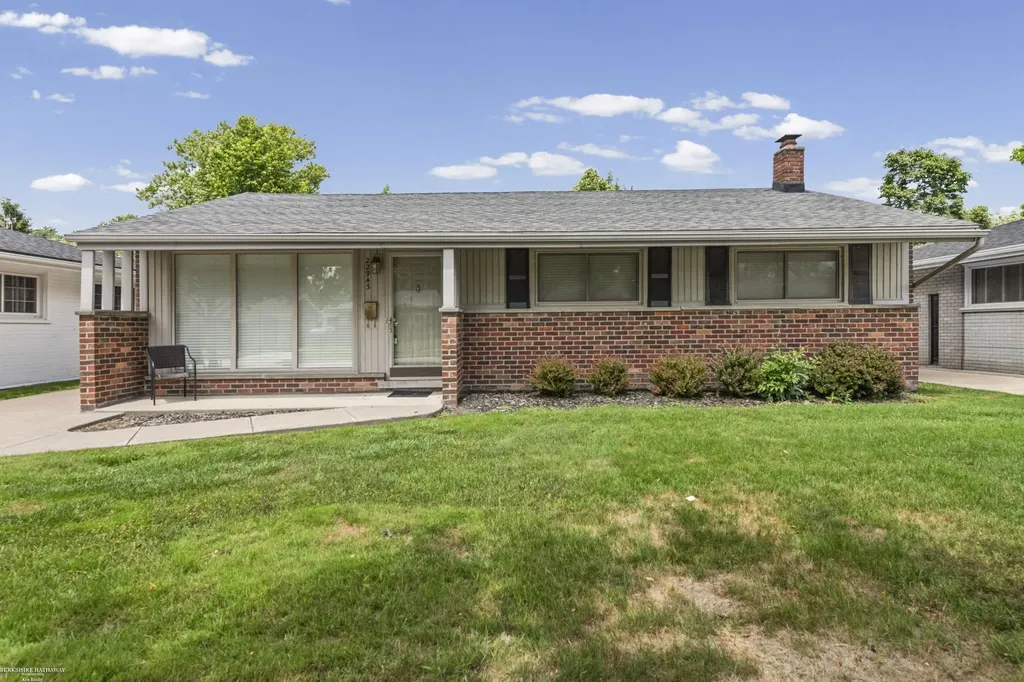 22943 Edgewood Street St. Clair Shores City MI 48080