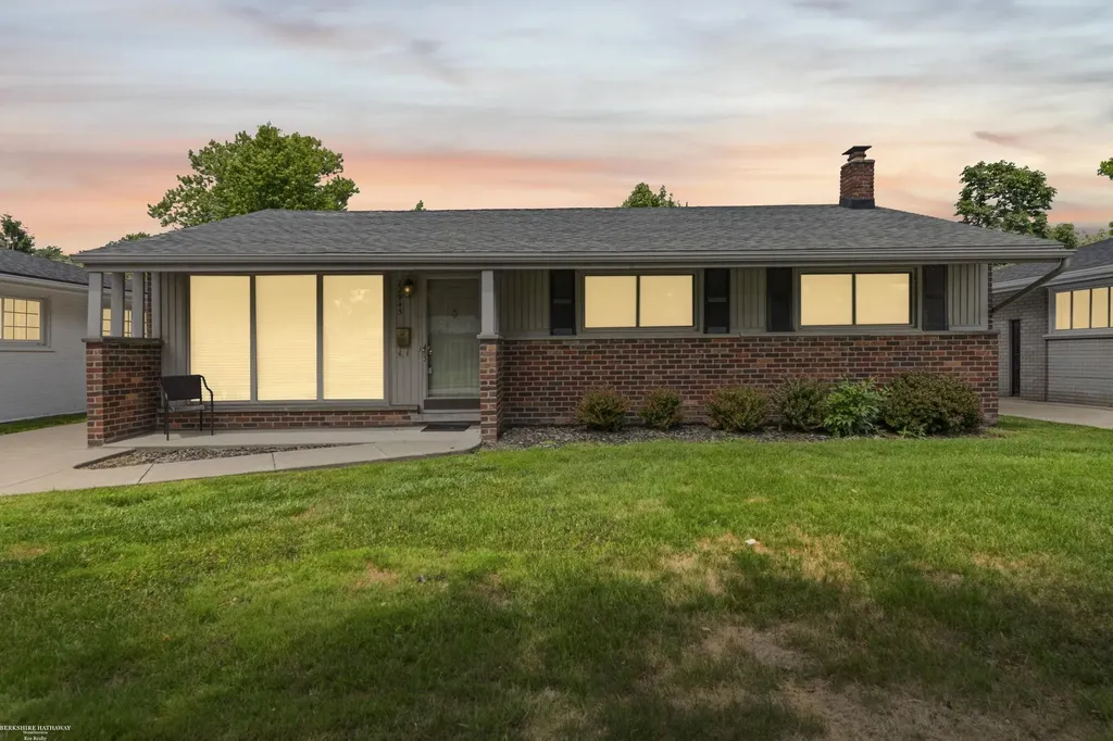 22943 Edgewood Street St. Clair Shores City MI 48080