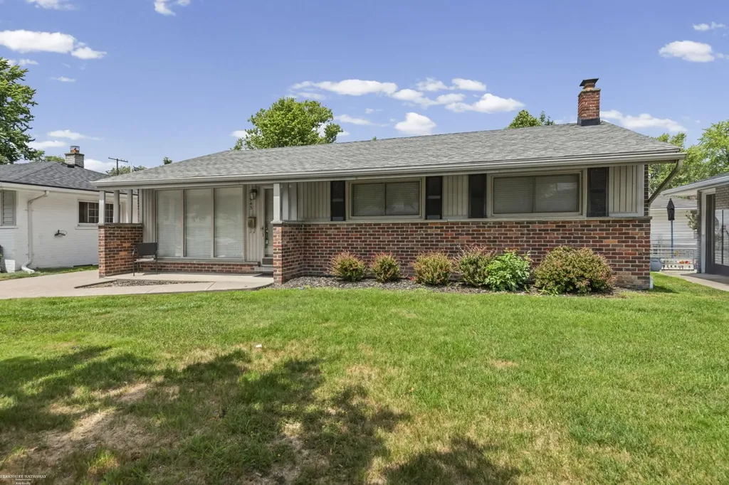 22943 Edgewood Street St. Clair Shores City MI 48080