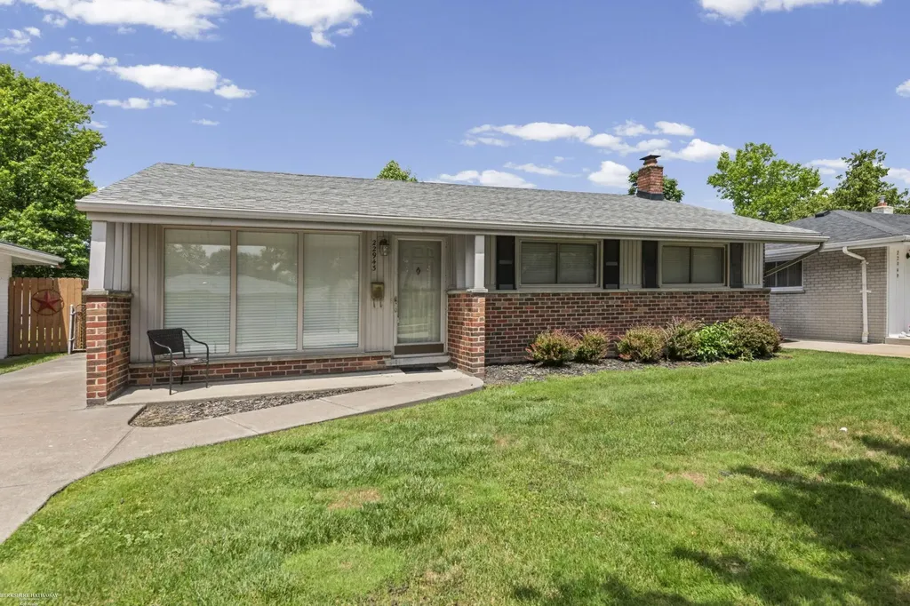 22943 Edgewood Street St. Clair Shores City MI 48080