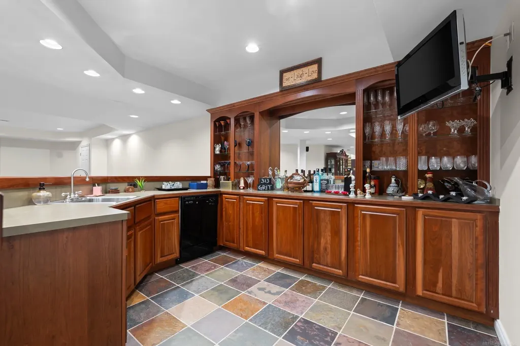 2250 Hawthorne Drive Shelby Charter Township MI 48316