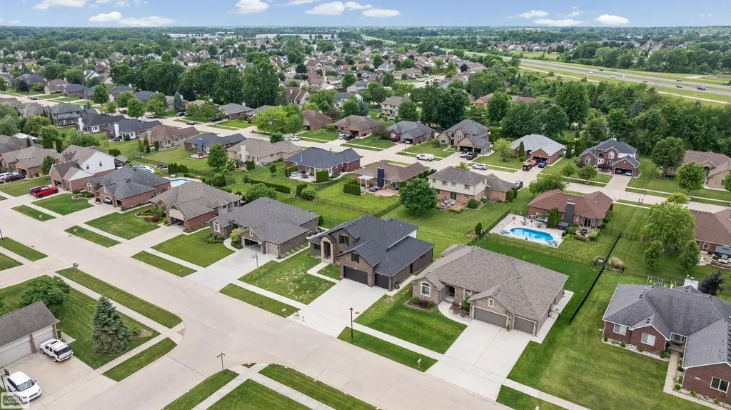 53253 Sams Lane Chesterfield Township MI 48047