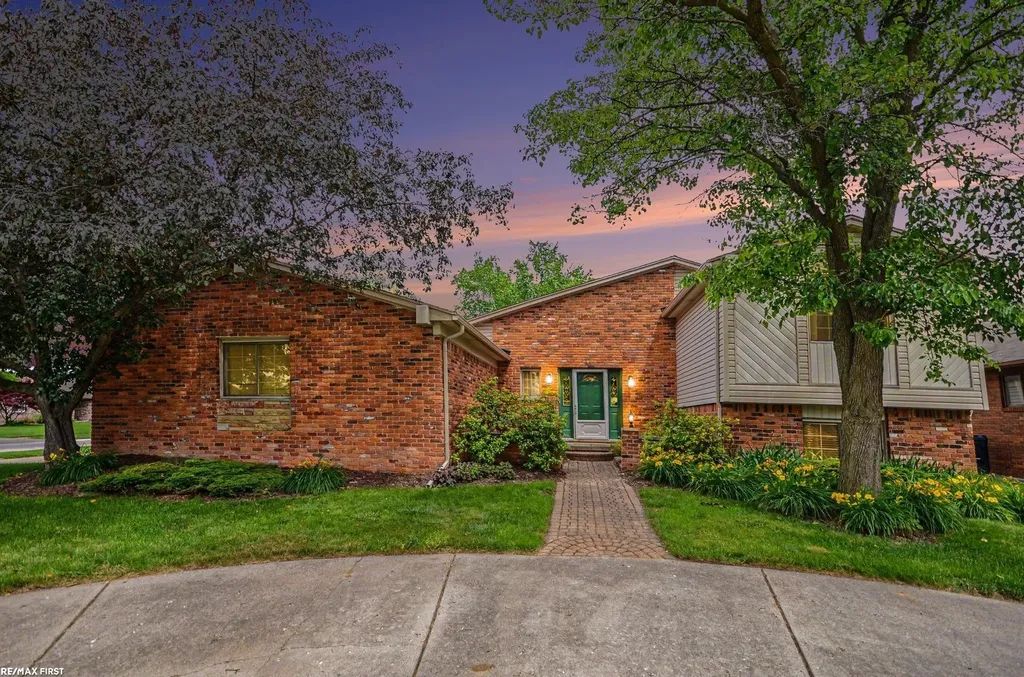 38258 Luxbury Court Sterling Heights City MI 48312
