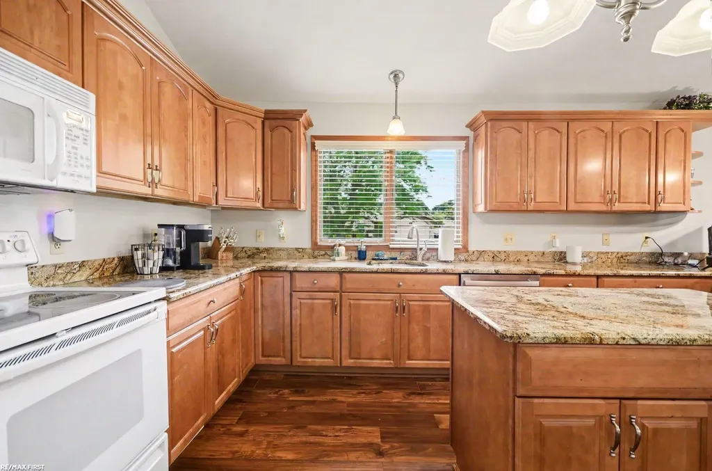 38258 Luxbury Court Sterling Heights City MI 48312