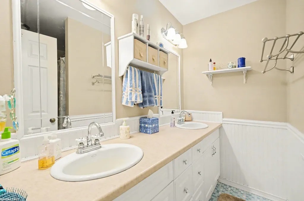 38258 Luxbury Court Sterling Heights City MI 48312