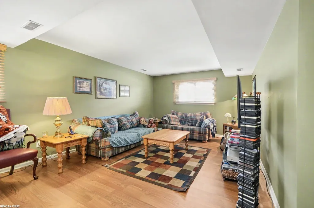 38258 Luxbury Court Sterling Heights City MI 48312
