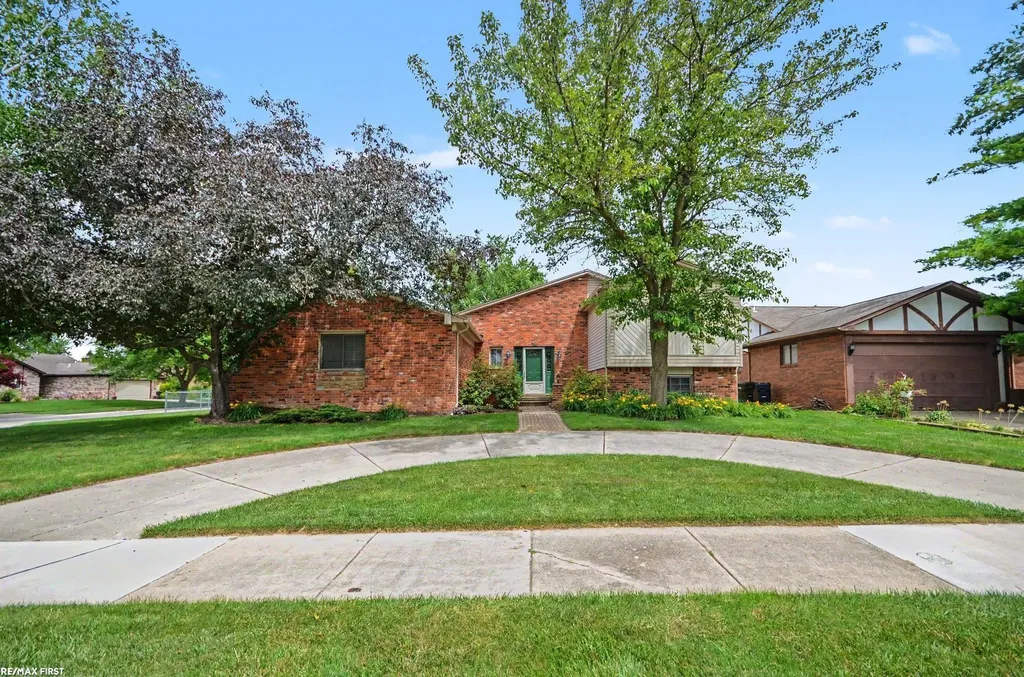 38258 Luxbury Court Sterling Heights City MI 48312