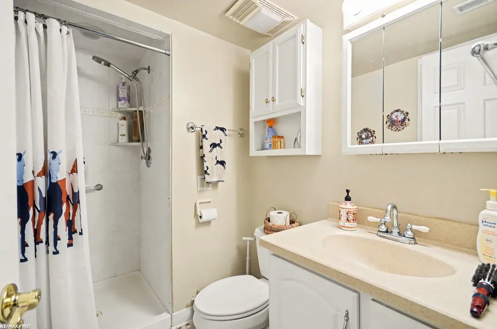 38258 Luxbury Court Sterling Heights City MI 48312