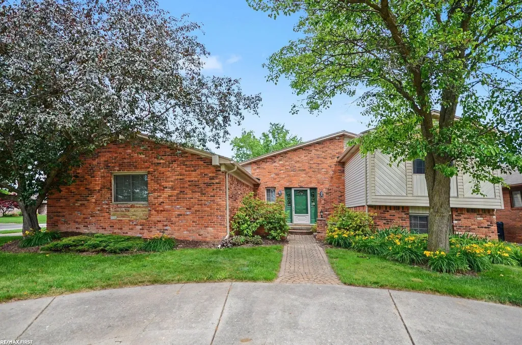 38258 Luxbury Court Sterling Heights City MI 48312