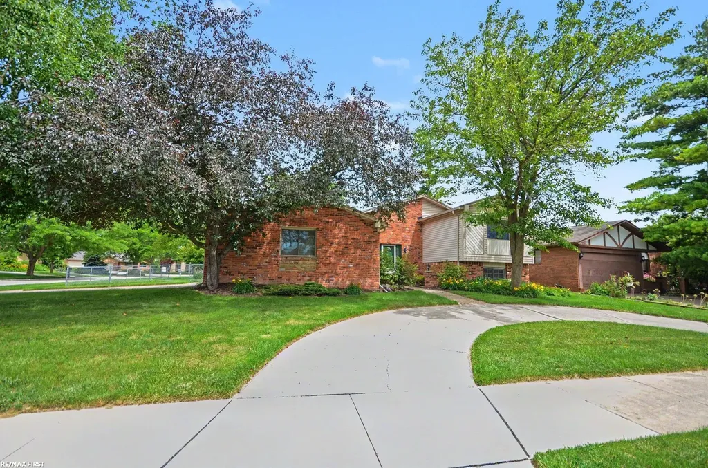 38258 Luxbury Court Sterling Heights City MI 48312