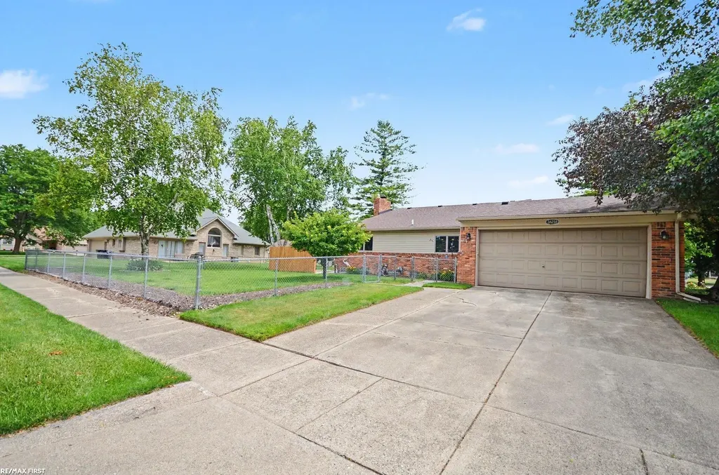 38258 Luxbury Court Sterling Heights City MI 48312