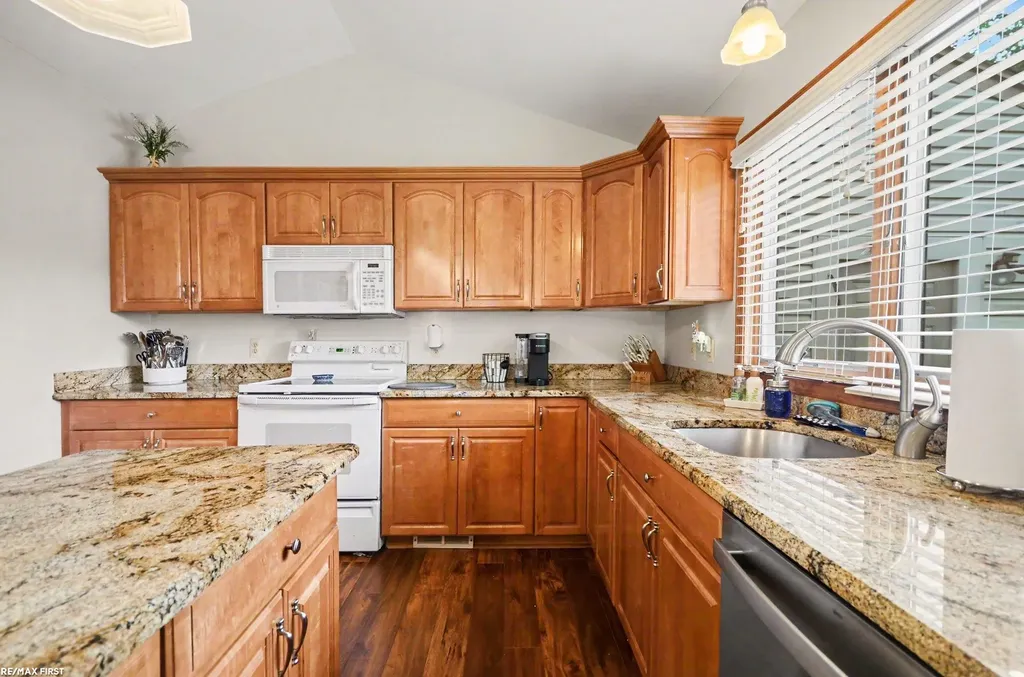 38258 Luxbury Court Sterling Heights City MI 48312