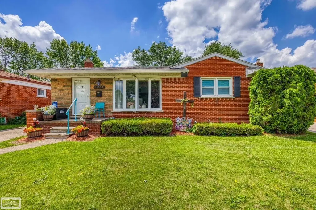 31557 Kelly Road Fraser City MI 48026